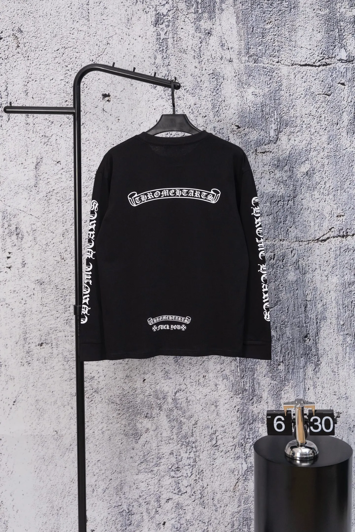 P190 Chrome Hearts CH Chrome Hearts black and white raglan sleeve Sanskrit letter printed long-sleeved T-shirt. Refreshing and comfortable, the colors have been fixed. - High elastic slurry, synchronized with all original foam printing, CH classic horseshoe pattern on the chest and back, Sanskrit on the sleeves, logo classic Gothic font printed on the collar thread - Restore the original printed collar label, more comfortable to wear, not tied to the body, custom hangtag accessories Color: black white Size: s—xl